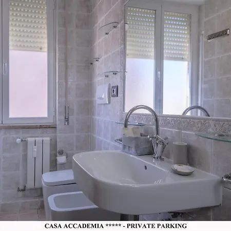 Elegante Casa Accademia ***** - Private Parking Apartment Livorno